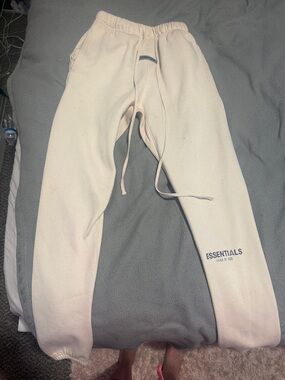 FEAR OF GOD ESSENTIAL Cream Jogger Sweatpants